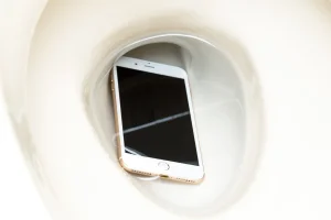 トイレに異物を流したときの正しい対処法は？まずするべき対応とNG行動をエンジニアが徹底解説