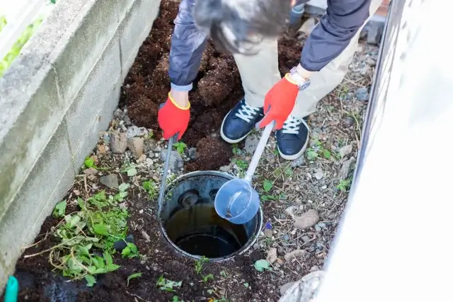汚水枡の掃除、自分でできる？業者に頼むべき？
